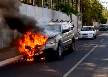 Vídeo: carro estacionado pega fogo próximo ao shopping Rio Poty